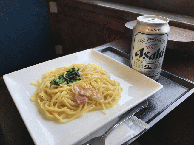 客車カフェ・オハフ33かんもん号で食べるスパゲッティとビール