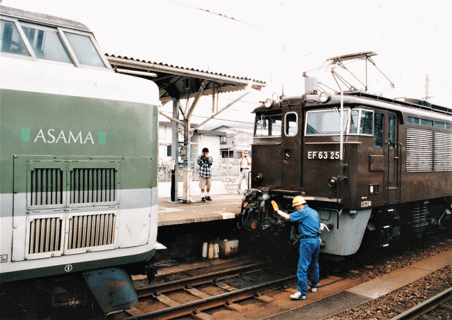 軽井沢駅で補機（EF63）を連結