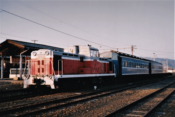 ブルートレインを牽引する廃止前の片上鉄道のディーゼル機関車
