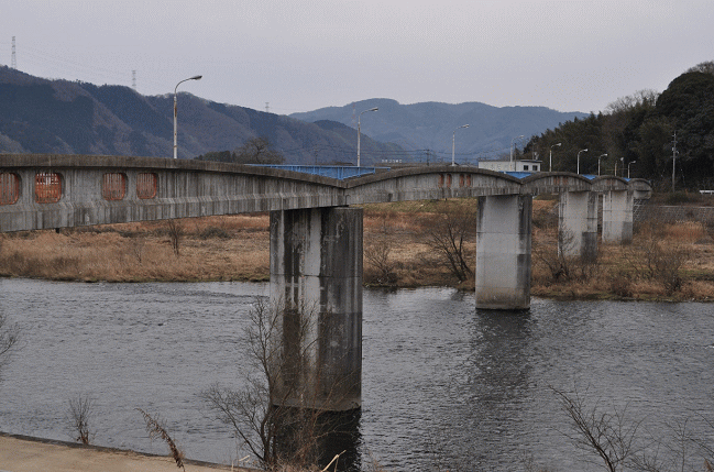 飯岡から周匝への吉井川に架かる人道橋