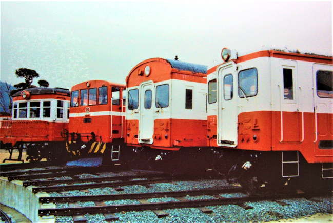 ターンテーブルの周りに展示されている加悦鉄道の車両