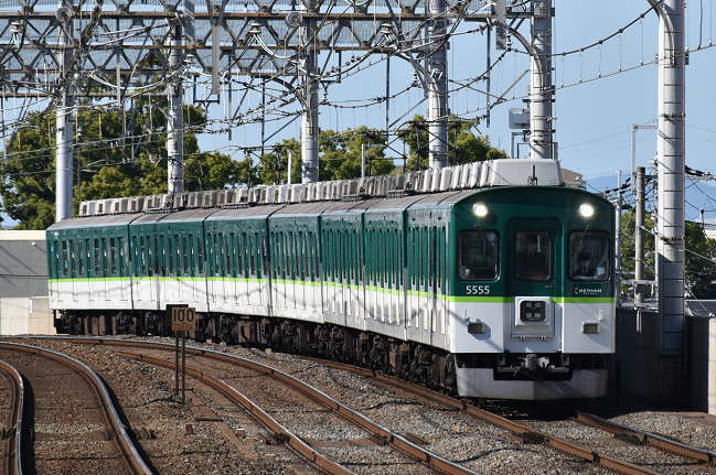 大和田駅に到着する5000系萱島行普通列車