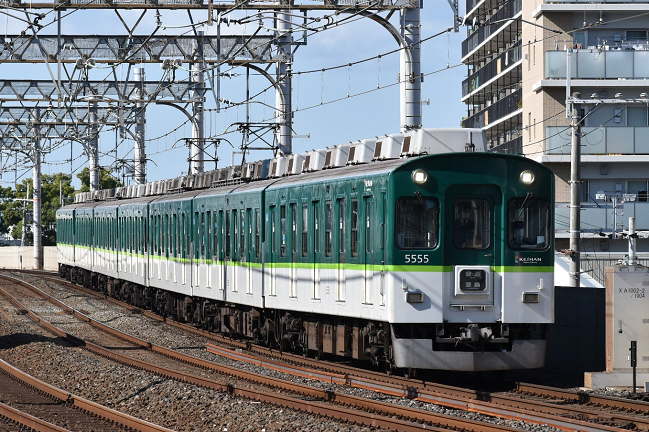 大和田駅に到着する5000系普通列車