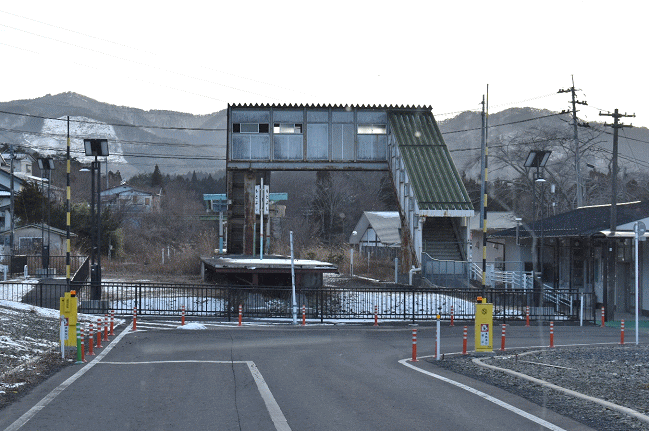 駅舎、跨線橋、ホームが残る本吉駅