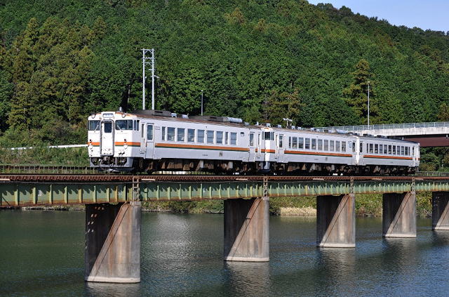 紀勢本線の撮影地、櫛田川の鉄橋にてキハ40を撮影