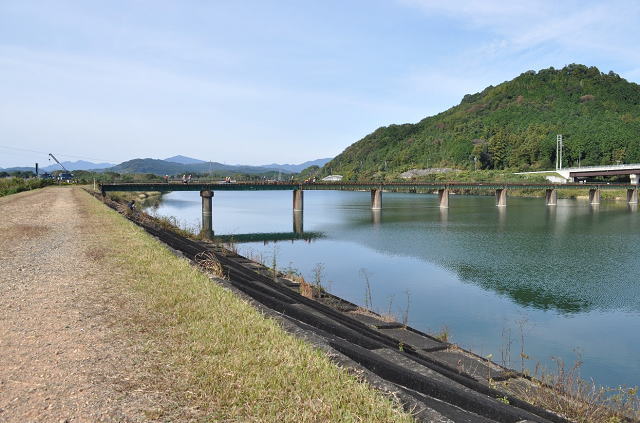 紀勢本線の撮影地、櫛田川の鉄橋の写真