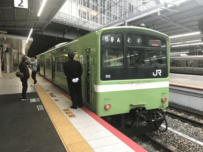 おおさか東線の201系電車（新大阪駅）