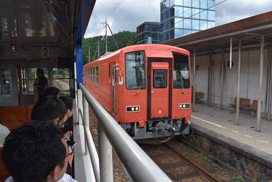 出雲三成駅で木次行列車と交換（トロッコ車両より）