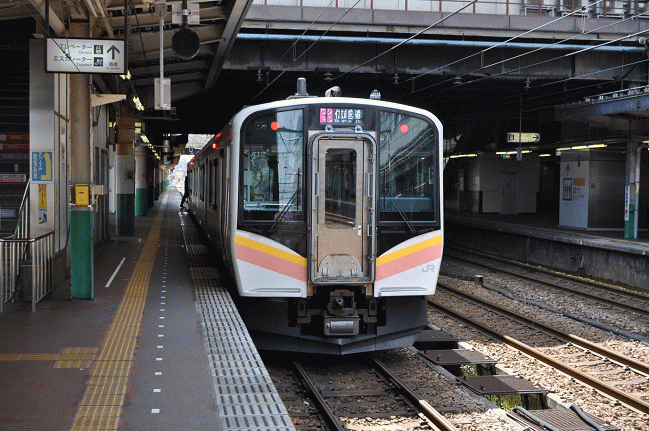 長岡駅に到着した上越線のＥ１２９系電車