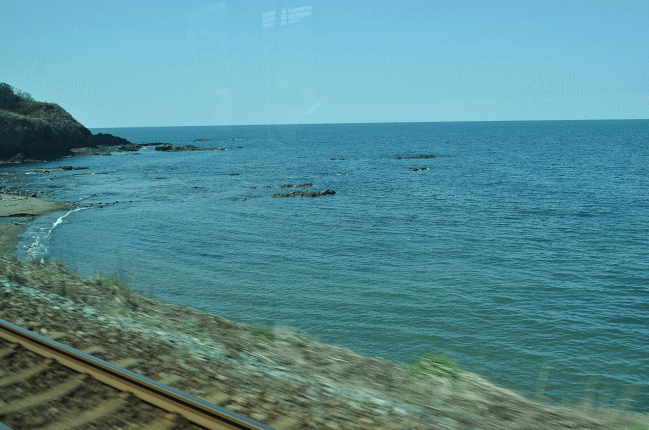北陸本線の鯨波～青海川間の日本海の車窓