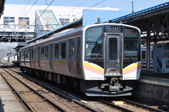 妙高駅に到着した北陸本線のＥ１２９系電車