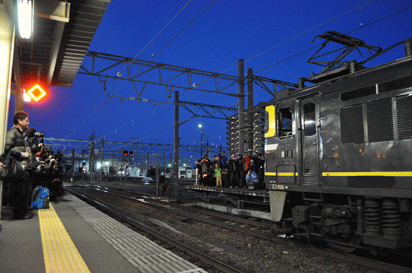 直江津駅でトワイライトエクスプレスを撮影する撮り鉄