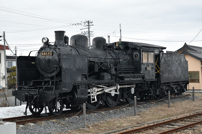 新里駅に展示されている8600形蒸気機関車