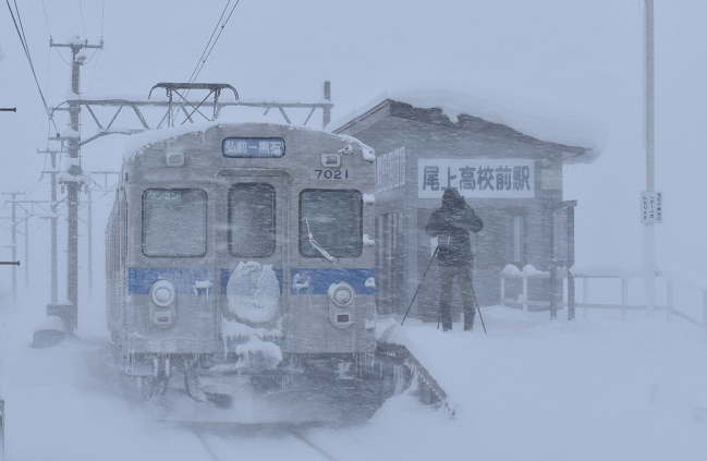 激しい雪の日の尾上高校前駅