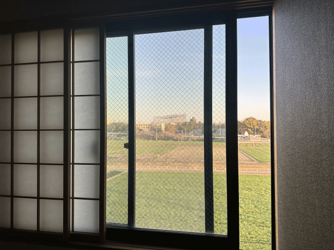 ビジネスホテルこさなぎの窓辺の様子