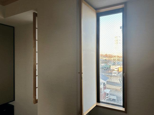 ビジネスホテルこさなぎの窓辺の様子