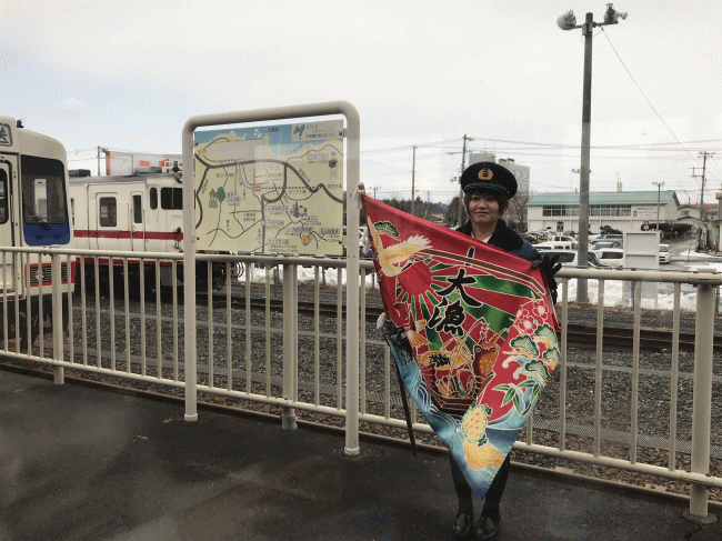 大漁旗を掲げる三陸鉄道の女性社員さん