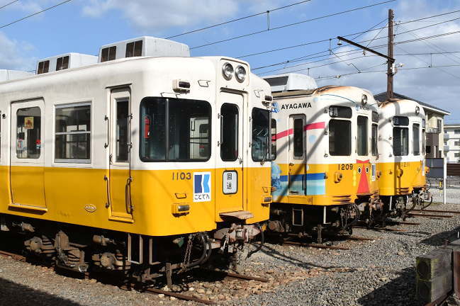 仏生山駅の東側に留置される電車