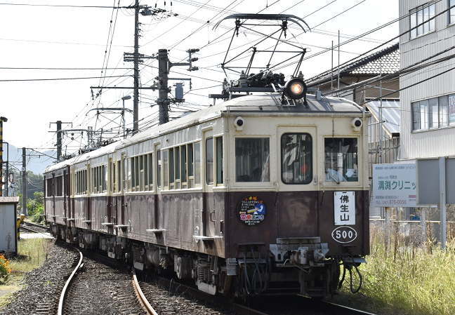 滝宮駅の1番線に到着する仏生山行の旧型電車
