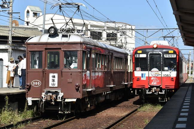 旧型電車と京急ラッピング電車