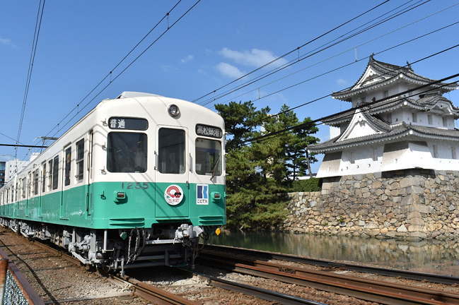 高松城旧東之丸艮櫓（うしとらやぐら）と長尾線列車