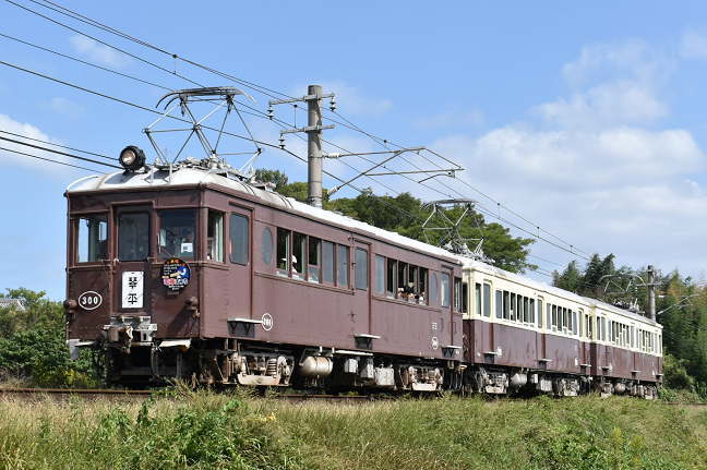 琴電の旧型電車3両編成（羽床駅近くの撮影地）