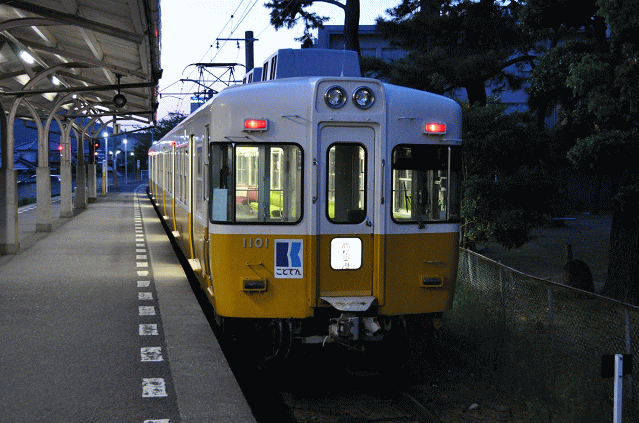 琴電琴平駅に到着した１１００形電車