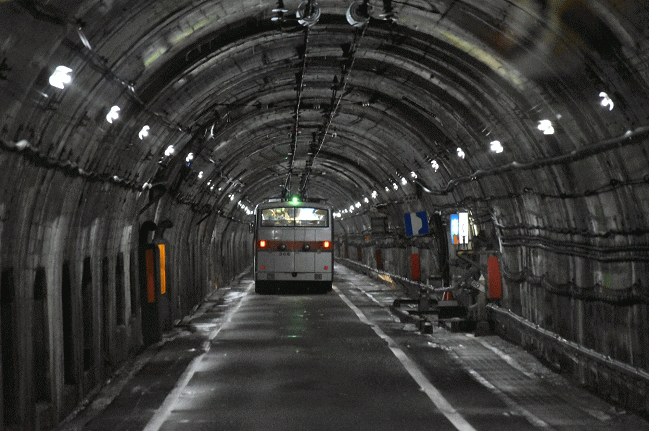 関電トンネルトロリーバスの前面展望