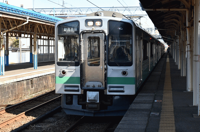 直江津駅で発車を待つET127系6連