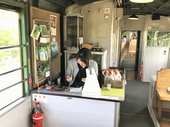 釧路湿原ノロッコ号の車内販売カウンター