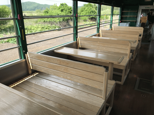 釧路湿原ノロッコ号のテーブル席（ボックスシート）