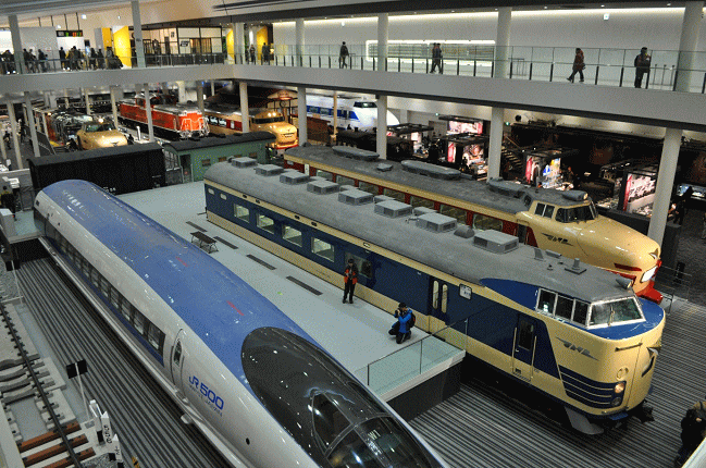 京都鉄道博物館の本館から見下ろす鉄道車両