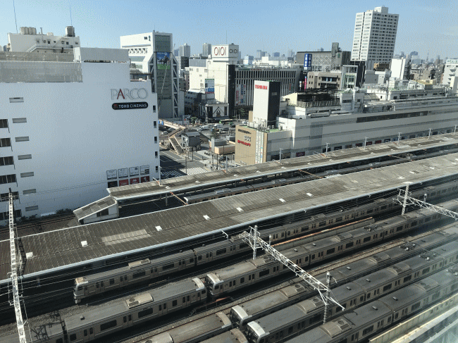 ロッテシティホテル錦糸町から見た錦糸町駅と総武本線E217系