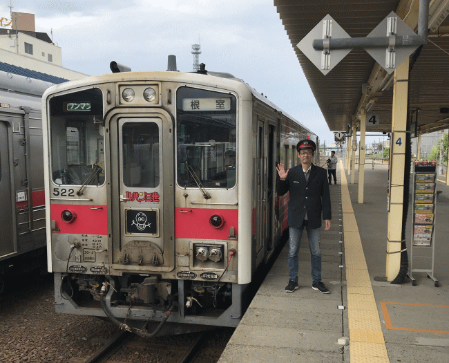 ルパン三世のラッピング電車の前でJR北海道の制服を着用して記念撮影