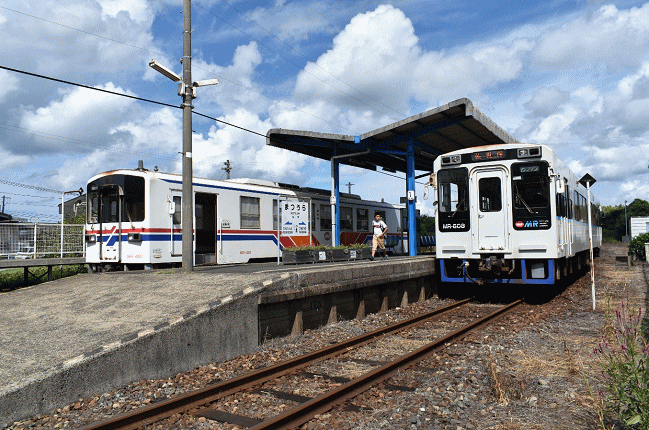 松浦駅のホームと列車