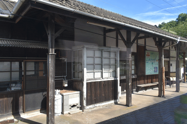 蔵宿駅の1913年（大正2年）建築の木造駅舎