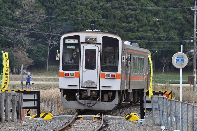 名松線の松阪行キハ11形が伊勢奥津駅を発車