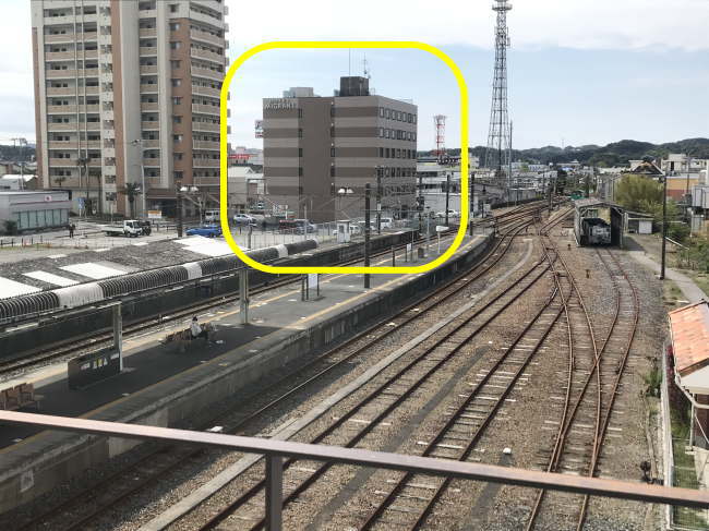 館山駅から見たホテルマイグラント