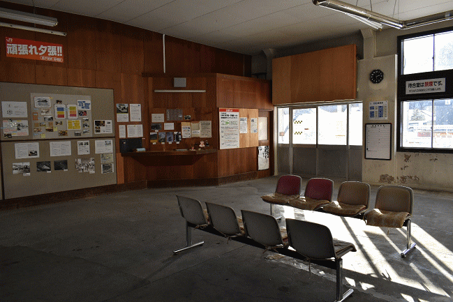 清水沢駅の待合室