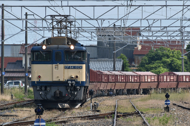 下り赤ホキ空車5783列車が、国鉄色化されたEF641024号牽引で美濃赤坂駅に到着