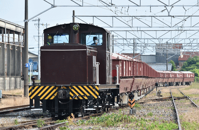 西濃鉄道のディーゼル機関車DD402が赤ホキを牽引