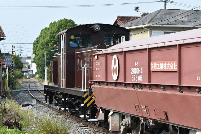 西濃鉄道市橋線を走行する貨物列車