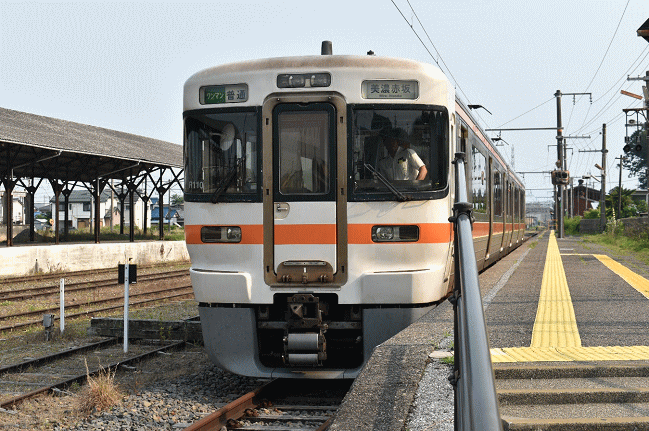 大垣発の列車が美濃赤坂駅に到着
