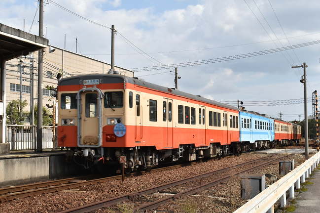 倉敷貨物ターミナル駅に向かう回送列車を三菱自工前駅で撮影
