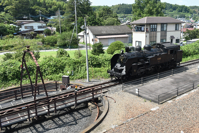 茂木駅舎2階の展望台から蒸気機関車を見物