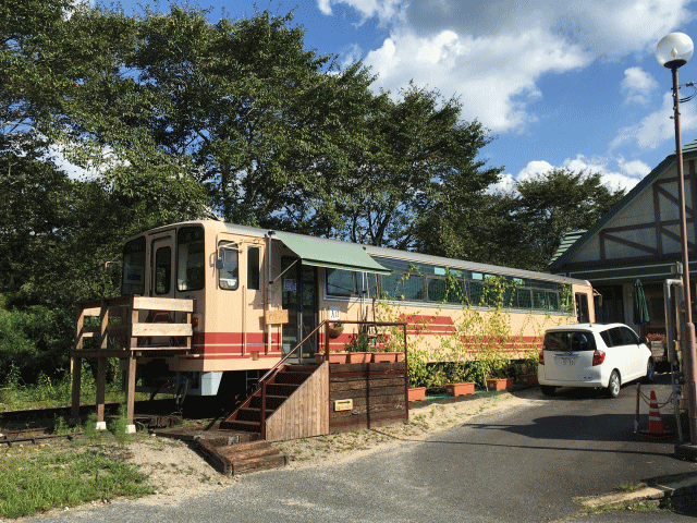 山岡駅に隣接する森の列車カフェの外観