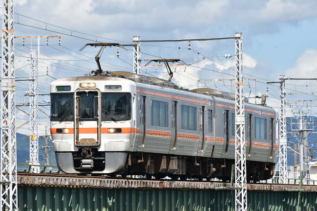 豊川の鉄橋を渡る飯田線の電車
