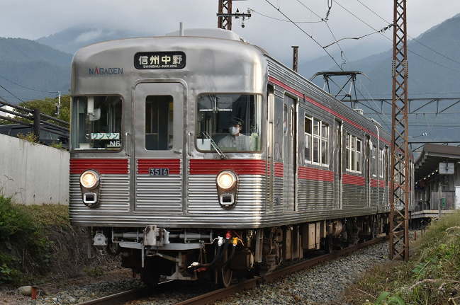 湯田中駅を発車した3500系N6編成