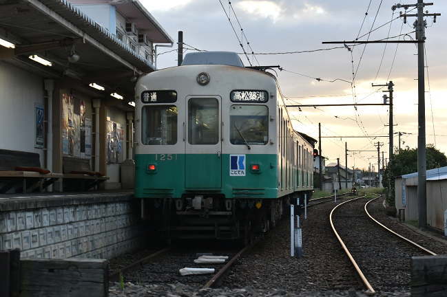 長尾駅で発車待ちの琴電
