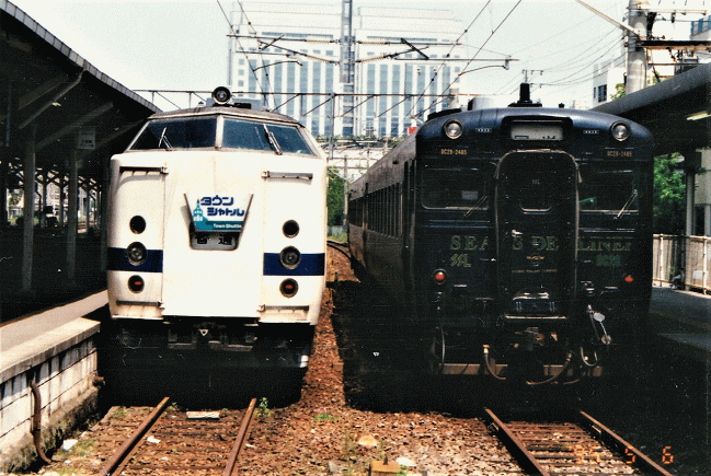 長崎駅に停車中の715系とシーサイドライナー塗色のキハ58系